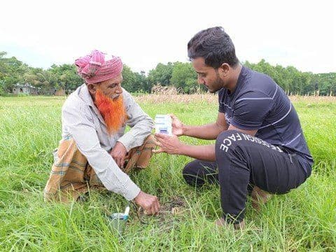 Empowering grassroots farmers with knowledge of the Matir Pran device and its benefits.